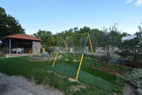 Charming apartment with barbeque & garden - Image 4