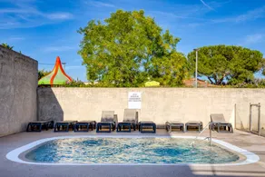 Mobile home with terrace & pool - Image 4