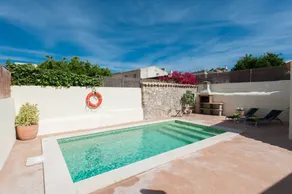 Family-oriented villa with private pool, barbecue & terrace - Image 2