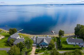 Holiday home with jacuzzi & BBQ | Lake view - Image 2