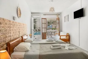 Flat with garden, fast internet & pool | Garden view - Image 2