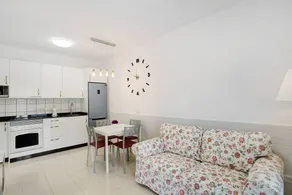 Ferienwohnung mit Terrasse und beheiztem Pool | Meerblick | Neben dem Strand | Perfekt für die Arbeit von Zuhause - Image 5
