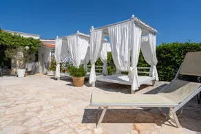 Appart'hôtel avec piscine, jacuzzi et internet haut débit | Vue jardin - Image 3