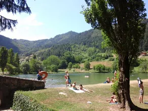 Family-oriented chalet with terrace & heated pool - Image 2