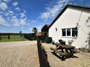 Holiday home with garden & barbecue - Image 3