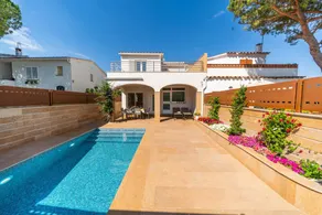 Villa with terrace, garden & private pool | Close to the beach | Pet-friendly - Image 3