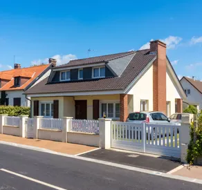 Fully equipped holiday home with garden & BBQ - Image 2