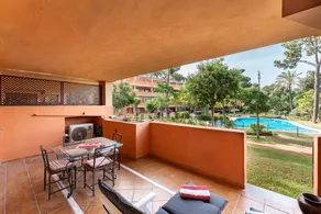 Appartement avec jardin, piscine et terrasse | Vue jardin - Image 3