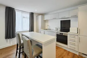 Apartment with garden - Image 2