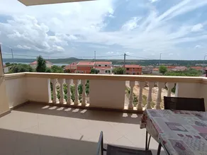 Prostrani apartman za veću obitelj/dvije obitelji s balkonom i dvorištem te pogledom na zaljev - Image 4