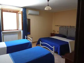 Room 'Quadrupla' with Shared Pool, Wi-Fi and Air Conditioning - Image 2