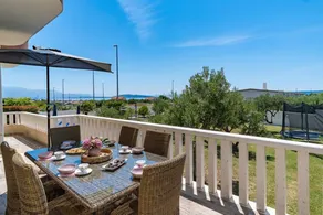 Fantástica villa apropiada para familias con piscina privada, jardín y terraza - Image 5