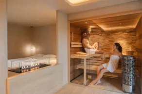 Erleben Sie Luxus und Entspannung in der Wellness Suite, mit Sauna, Jacuzzi und ruhiger Lage am Waldrand. - Image 2