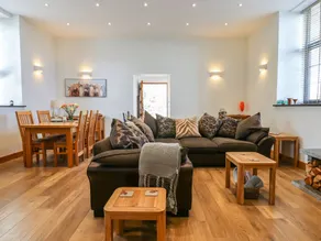 Family-friendly cottage with BBQ & garden | Beach view - Image 4