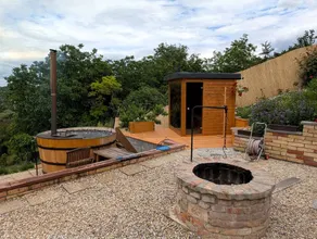 House with jacuzzi, terrace & garden - Image 3