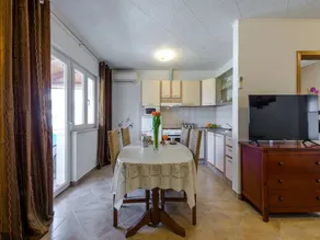 Apartment with terrace - Image 4