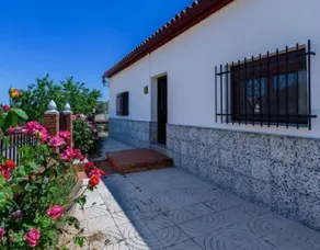 Familienfreundliches weiträumiges Ferienhaus mit Terrasse, Grill und privatem Pool | Flussblick - Image 2