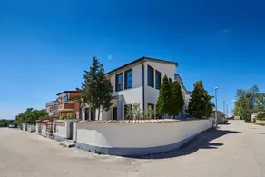 Flat with terrace - Image 2