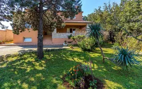 Family-friendly spacious holiday home with barbeque & garden - Image 2