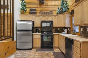 Cabin with pool & BBQ - Image 3