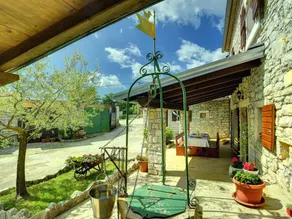 Holiday home with barbeque & terrace - Image 2