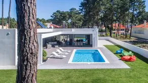 Villa Amendoa – Moderne, kinderfreundliche Ferienvilla mit 5 Schlafzimmern in der Nähe des Strandes Fonte da Telha, mit einem eingezäunten privaten Swimmingpool, Grill und Tischtennisplatte - Image 2