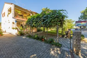 Apartment with terrace & garden - Image 3