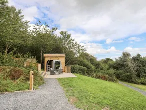 Cottage with garden, hot tub & BBQ - Image 2