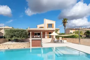 Fully equipped ample villa with jacuzzi, terrace & private pool | Garden view | Perfect for remote work - Image 3