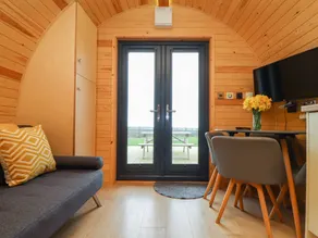 Cottage with jacuzzi & garden - Image 3
