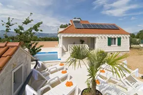 Villa with terrace, pool & barbeque | Mountain view | Pets allowed - Image 4