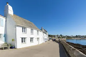 Cottage with garden & BBQ | Water view | Perfect for remote work - Image 2