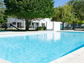 Mobile home with terrace & pool - Image 3