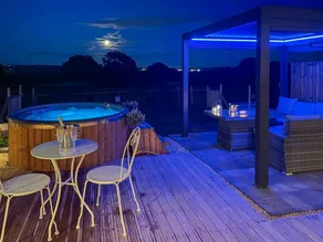 Flat with sauna, garden & hot tub - Image 5