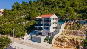 Villa with private pool, barbecue & garden - Image 5