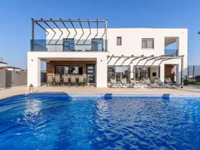 Fully equipped house with terrace & private pool - Image 4