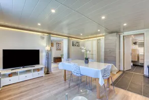 Appartement adapté aux familles avec piscine, terrasse et jacuzzi | Vue jardin | Parfait pour le travail à distance - Image 5