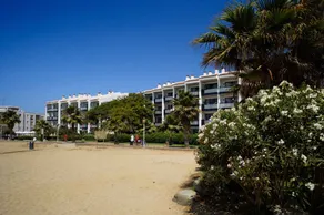 Flat with terrace & pool - Image 5