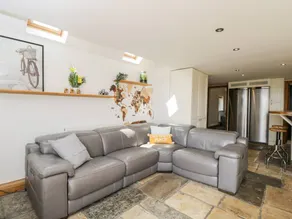 Cottage with garden & jacuzzi - Image 2