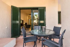 Wohnung mit Pool und Terrasse - Image 3