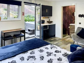 Lodge with garden & jacuzzi - Image 5