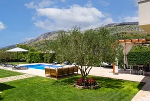 Villa with fast internet, barbeque & private pool | Mountain view - Image 3