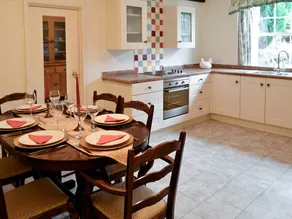 Cottage with barbeque & garden - Image 5