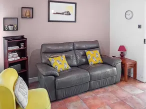 Cottage with garden | River view - Image 2