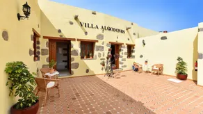 Flat with garden, terrace & pool - Image 3