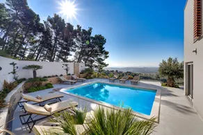 Fully equipped villa with terrace, fast internet & private pool | Mountain view - Image 2