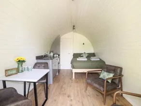 Cottage with hot tub & garden - Image 3