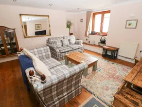 Cottage with hot tub & garden - Image 5
