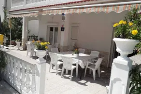 Holiday apartment with BBQ, garden & terrace - Image 4