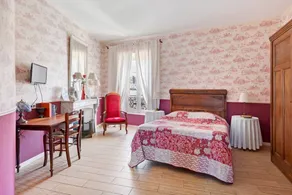 Charming bed & breakfast with garden, pool & terrace - Image 2